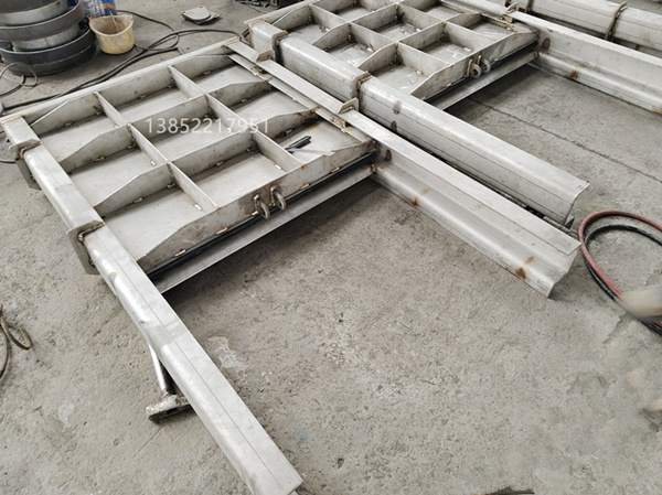 鋼制閘門噴鋅防腐工藝要點(diǎn)說(shuō)明(圖1) 6546565435.jpg